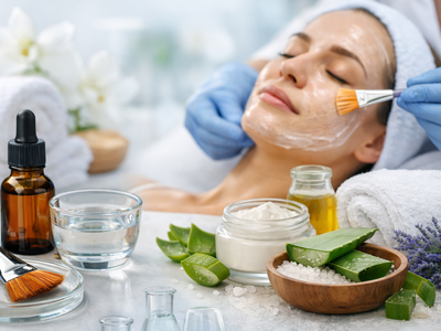 Peelingi chemiczne i ich zastosowanie w kosmetyce i medycynie estetycznej – jak naturalna pielęgnacja wesprze skórę przed i po zabiegu